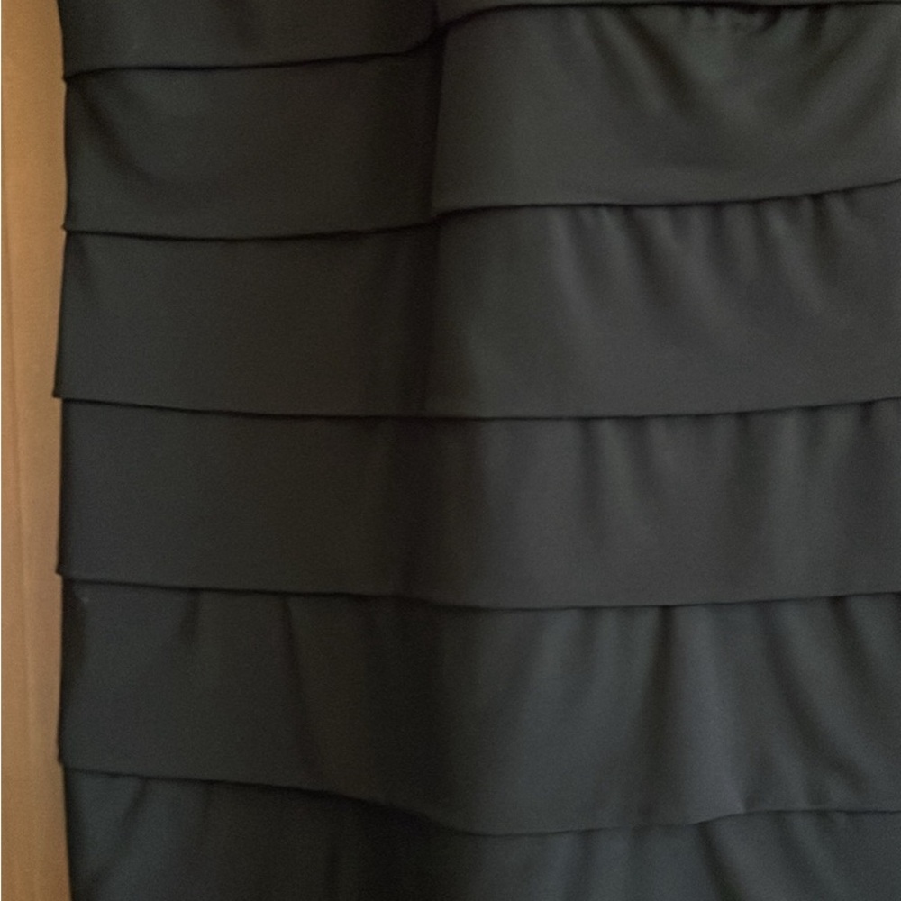 Cute cocktail dress for those holiday parties. - Picture 4 of 4